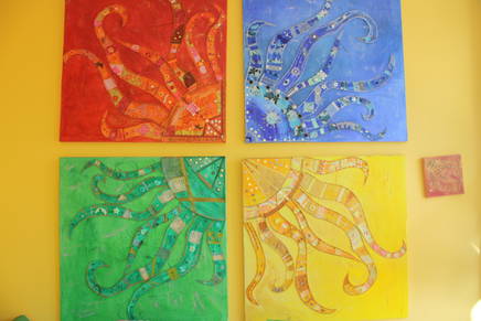 Kunstwerk des OGT im Eingangsbereich